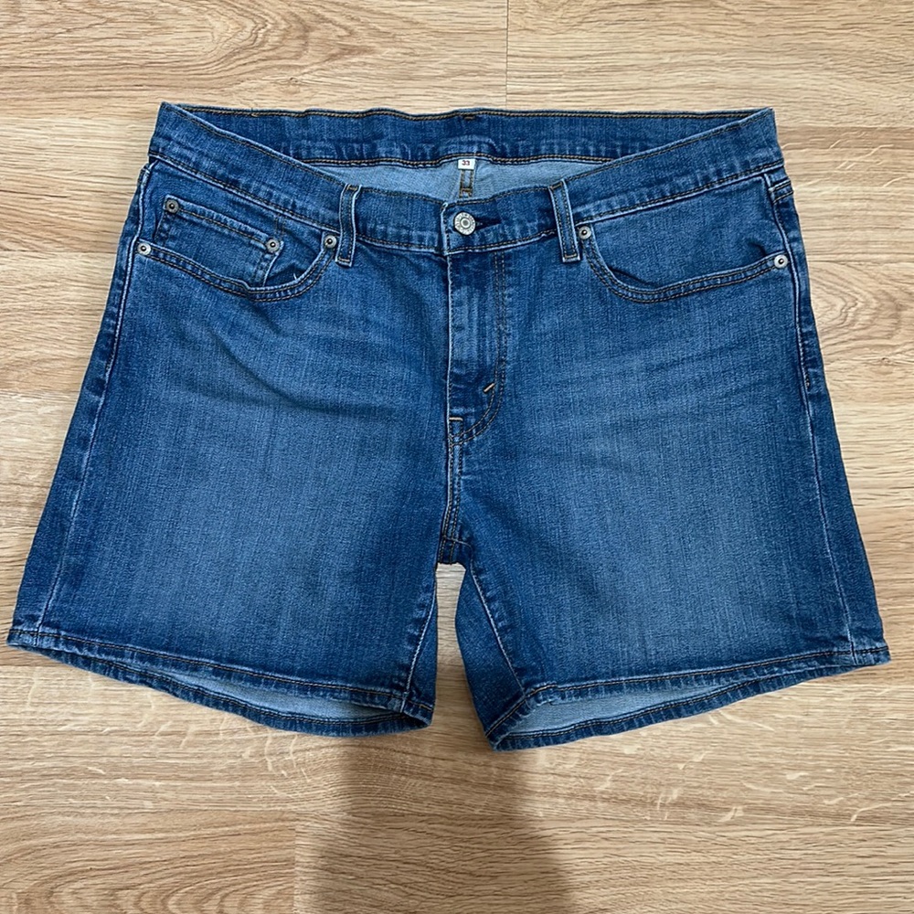 Women’s Levi Denim Jean shorts medium wash size 33